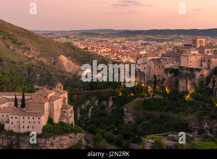 Tramonto sulla scogliera di edifici di Cuenca compresi Convento de San Pablo, ora il Parador de Cuenca, Castilla La Mancha, in Spagna Foto Stock