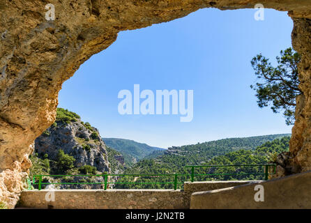 Incorniciato vedute del Jucar gola attraverso la grotta aperta chiamato Ventano del Diablo, Castilla La Mancha, in Spagna Foto Stock