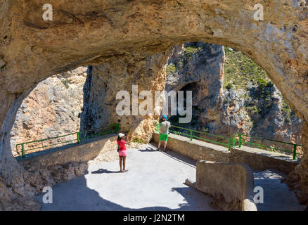 Turisti in Ventano del Diablo, Castilla La Mancha, in Spagna Foto Stock