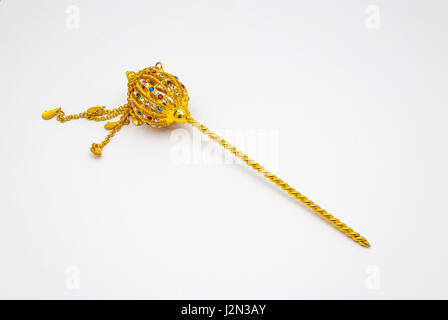 Primo piano a beautiful Golden decorate Hair Pin, isolato Foto Stock