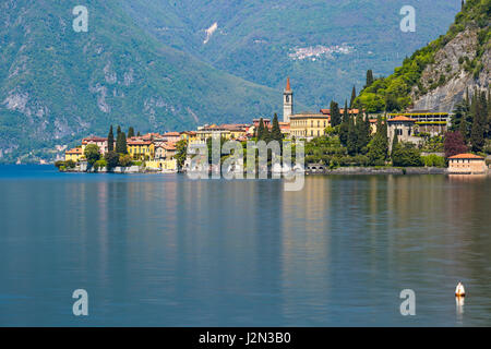 Vista del villaggio di Varenna sulla sponda orientale del lago di Como in Italia nel mese di aprile Foto Stock