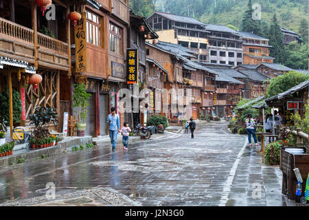 Zhaoxing, Guizhou, Cina, una minoranza Dong Village Street scene. Foto Stock