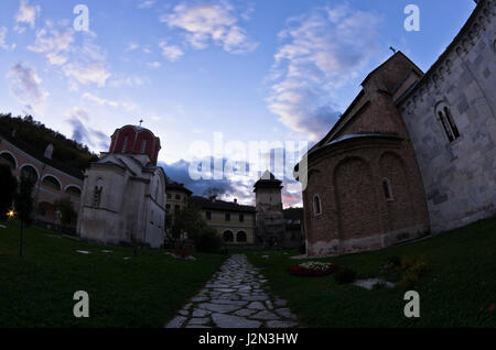 Monastero di Studenica cantiere durante la preghiera della sera, sito patrimonio mondiale dell'UNESCO in Serbia Foto Stock