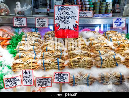 Dungeness, del granchio in vendita su un mercato del pesce Foto Stock