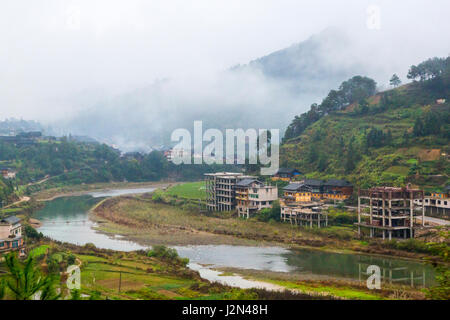 Guizhou, Cina, tra Kaili e Zhenyuan. Costruzione di semilavorati in piccole città. Foto Stock