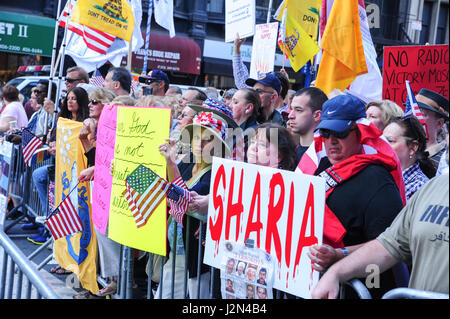 Le persone nella città di New York per protestare il ground zero moschea il 11 settembre 2010. Foto Stock