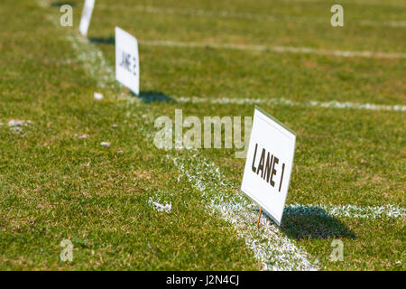 Segni di corsia sul campo di erba per la scuola elementare via e il torneo di campo Foto Stock