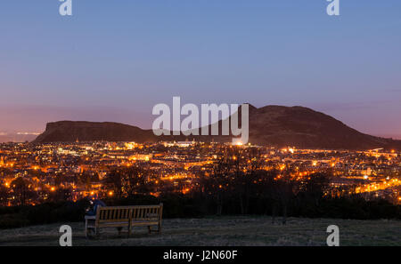 Skyline di Edimburgo da Blackford Hill, Arthur Seat, Sailsbury Crags, Southside Foto Stock