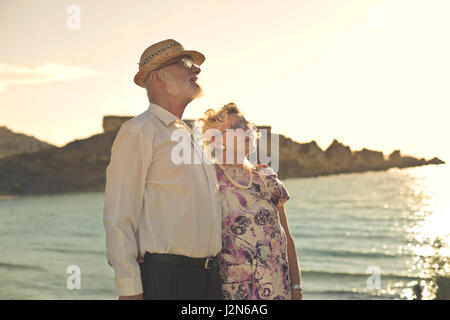 Vecchia coppia di camminare sulla spiaggia Foto Stock