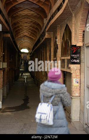 Tehran, Iran - Gennaio 6, 2017 vista dal lato posteriore di una giovane donna che guarda attraverso teheran vecchio bazaar coperto il passaggio in down town. Foto Stock