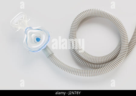 Maschera CPAP e il tubo flessibile sul fondo bianco con ombra, per l'uso con CPAP macchina per persone con apnea nel sonno Foto Stock