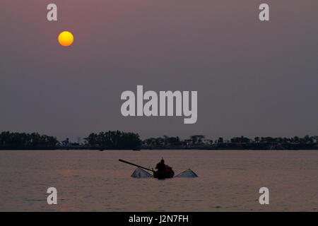 I pescatori la cattura di gamberetti giovani sul fiume Kholpetua in la Sundarbans durante il tramonto. Satkhira, Bangladesh. Foto Stock