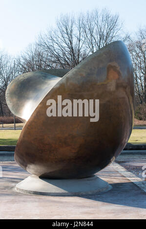 Bronzeskulptur von Henry Moore 'grande ovale diviso: Butterfly", presso la Haus der Kulturen der Welt / scultura in bronzo di Henry Moore, Berlino, Germania Foto Stock