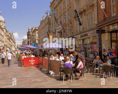 Lo shopping di Glasgow sabato ristoranti esterni tavoli e sedie Foto Stock