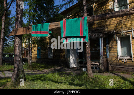 Le vecchie abitazioni temporanee che sono rimasti conservati fin dai tempi dell'URSS Foto Stock