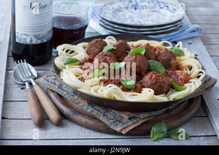 Vino rosso polpettine di carne e spaghetti Foto Stock