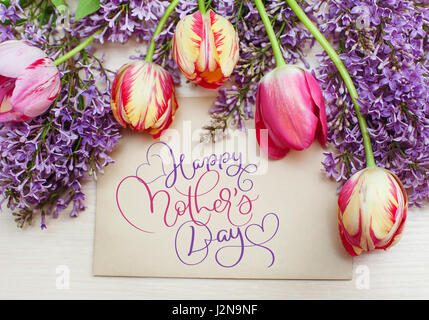 Il telaio da tulipani e lilla e testo felice festa della mamma. Calligraphy lettering disegnare a mano Foto Stock