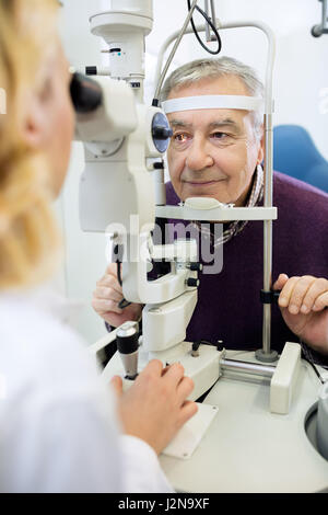 Esame degli occhi con occhio apparato in clinica Foto Stock