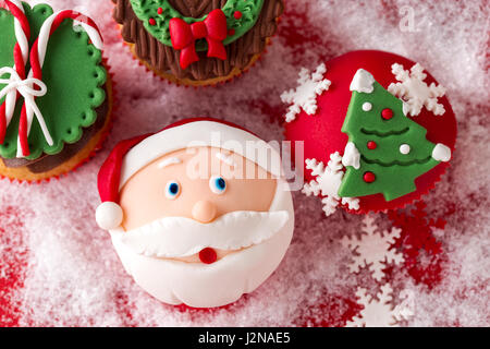 Festa di Natale mini dessert su sfondo innevato Foto Stock