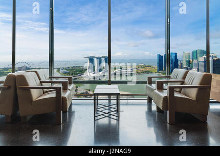 Hotel di lusso lounge con finestre che si affacciano su una città in Singapore. Marina bay view pensato la finestra in Singapore. Foto Stock