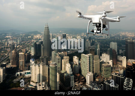 Drone con alta risoluzione Telecamera digitale volando sopra la città di Kuala Lumpur a Kuala Lumpur, Malesia. Foto Stock