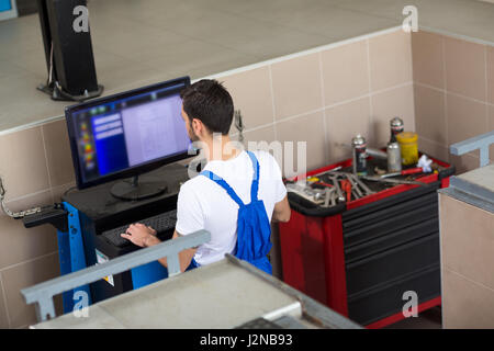 Autofficine facendo auto diagnostica sul computer Foto Stock