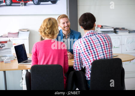 Paio di negoziazione del contratto di vendita per auto, vista posteriore Foto Stock
