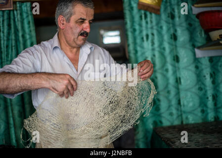 Rustam Hasanov, una baklava master, prepara la pasta a la sua cucina e il negozio al tempo stesso in Quba, Azerbaigian. Foto Stock