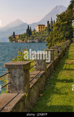 Vista del villaggio di Varenna dai giardini botanici di Villa Monastero, Varenna sulla sponda orientale del lago di Como in Italia nel mese di aprile Foto Stock
