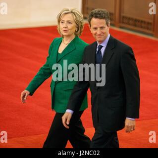 U.S il Segretario al Tesoro Timothy Geithner passeggiate con il Segretario di Stato Hillary Rodham Clinton alla cena di benvenuto per il secondo USA-Cina strategico e il dialogo economico presso la Grande Sala del Popolo Maggio 25, 2010 a Pechino, in Cina. Foto Stock