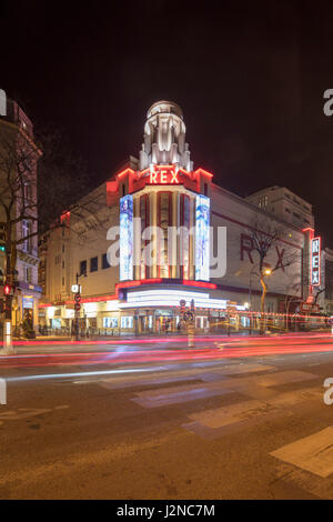 La facciata del Grand Rex Cinema, Parigi, Francia, a notte Foto Stock