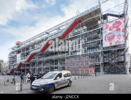 Auto della polizia di fronte al Centre Pompidou, Parigi, Francia Foto Stock