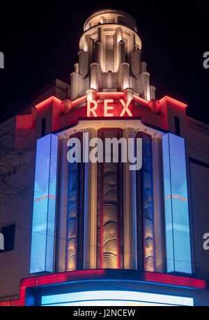 La facciata del Grand Rex Cinema, Parigi, Francia, a notte Foto Stock