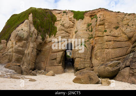 Le grotte a Porthgwarra in West Cornwall Foto Stock