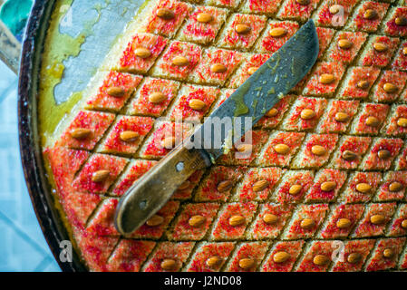 Rustam Hasanov, una baklava master, prepara la pasta a la sua cucina e il negozio al tempo stesso in Quba, Azerbaigian. Foto Stock