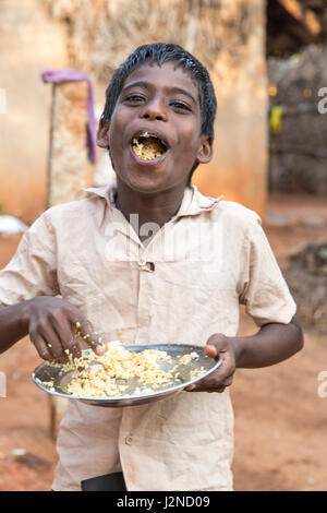 Immagine illustrativa. Pondicherry, Tamil Nadu, India - Marsh 07, 2014. Povero bambino con sorriso feeling, in strada Foto Stock