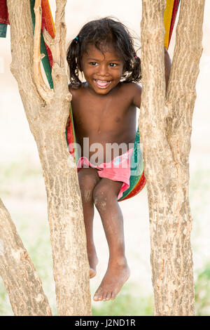 Immagine illustrativa. Pondicherry, Tamil Nadu, India - Marsh 07, 2014. Povero bambino con sorriso feeling, in strada Foto Stock