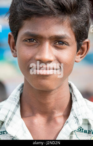 Immagine illustrativa. Pondicherry, Tamil Nadu, India - Marsh 07, 2014. Povero bambino con sorriso feeling, in strada Foto Stock