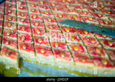 Rustam Hasanov, una baklava master, prepara la pasta a la sua cucina e il negozio al tempo stesso in Quba, Azerbaigian. Foto Stock