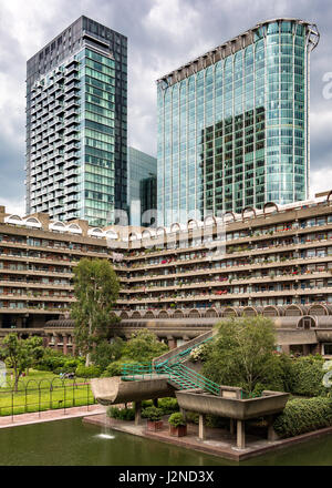 Edifici moderni dietro gli appartamenti del Barbican Estate a Londra Foto Stock