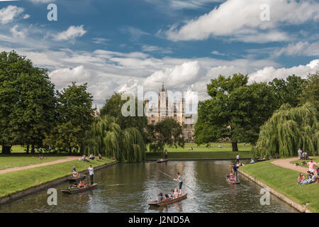 Punting sul fiume Cam in Cambridge con il Collegio S. Giovanni in background Foto Stock