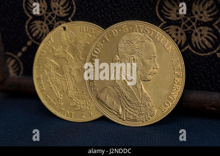 Vista ravvicinata di due su un altro Austria-ungheria thalers, avers e revers di golden coin-ducati dal 1915 con Kaiser Franz Joseph I Foto Stock