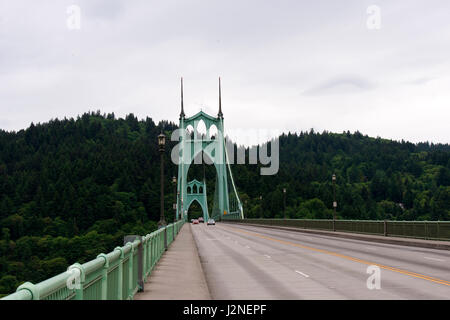 Strada sulla green St Johns ponte con sfondo di alberi a Portland, Oregon. Spettacolare vista prospettica Foto Stock