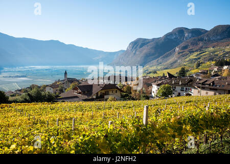 Cortaccia in autunno, la Strada del Vino in Alto Adige Foto Stock