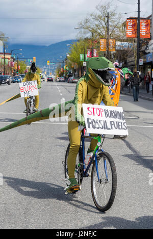 I dinosauri contro i combustibili fossili a Earth Day Parade, Vancouver, British Columbia, Canada Foto Stock