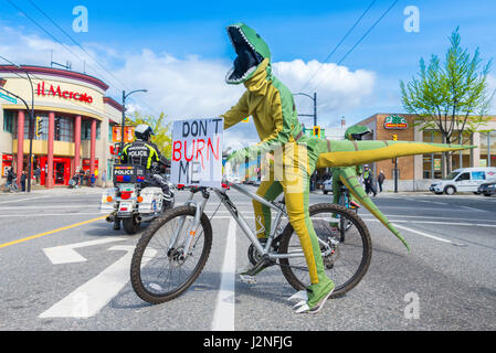 I dinosauri contro i combustibili fossili a Earth Day Parade, Vancouver, British Columbia, Canada Foto Stock