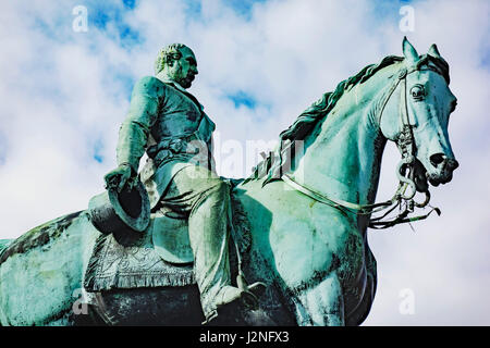 Statua di bronzo di Prince Albert a cavallo al di fuori di St George's Hall di Liverpool. Statua di Thomas Thornycroft, 1866. Foto Stock