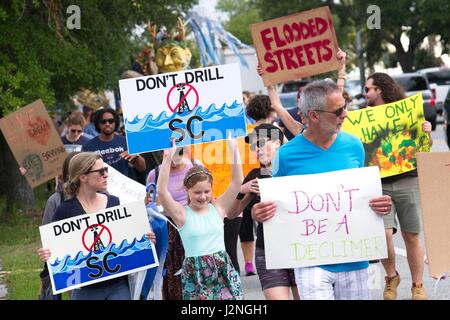 Charleston, Carolina del Sud, Stati Uniti d'America. 29 apr, 2017. Manifestanti tenere segni come essi marzo nel Popolo della Parata del clima in solidarietà con simili marche intorno alla nazione Aprile 29, 2017 in Charleston, Carolina del Sud. Il mese di marzo si è svolta a Charleston durante la fase iniziale della molla re delle maree che portano le inondazioni della bassa giacente città costiere e si sono aggravati con il cambiamento climatico. Credito: Planetpix/Alamy Live News Foto Stock