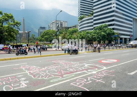 Gli avversari marzo una volta di più attraverso le strade e le autostrade di Caracas contro il governo di Nicolás Maduro il 26 aprile 2017. Foto Stock