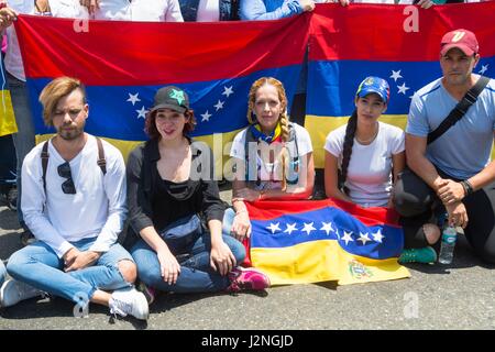 Un gruppo di artisti venezuelani marzo in segno di protesta contro il governo di Nicolas Maduro. Gli avversari marzo una volta di più attraverso le strade e le autostrade di Caracas contro il governo di Nicolás Maduro il 26 aprile 2017. Foto Stock